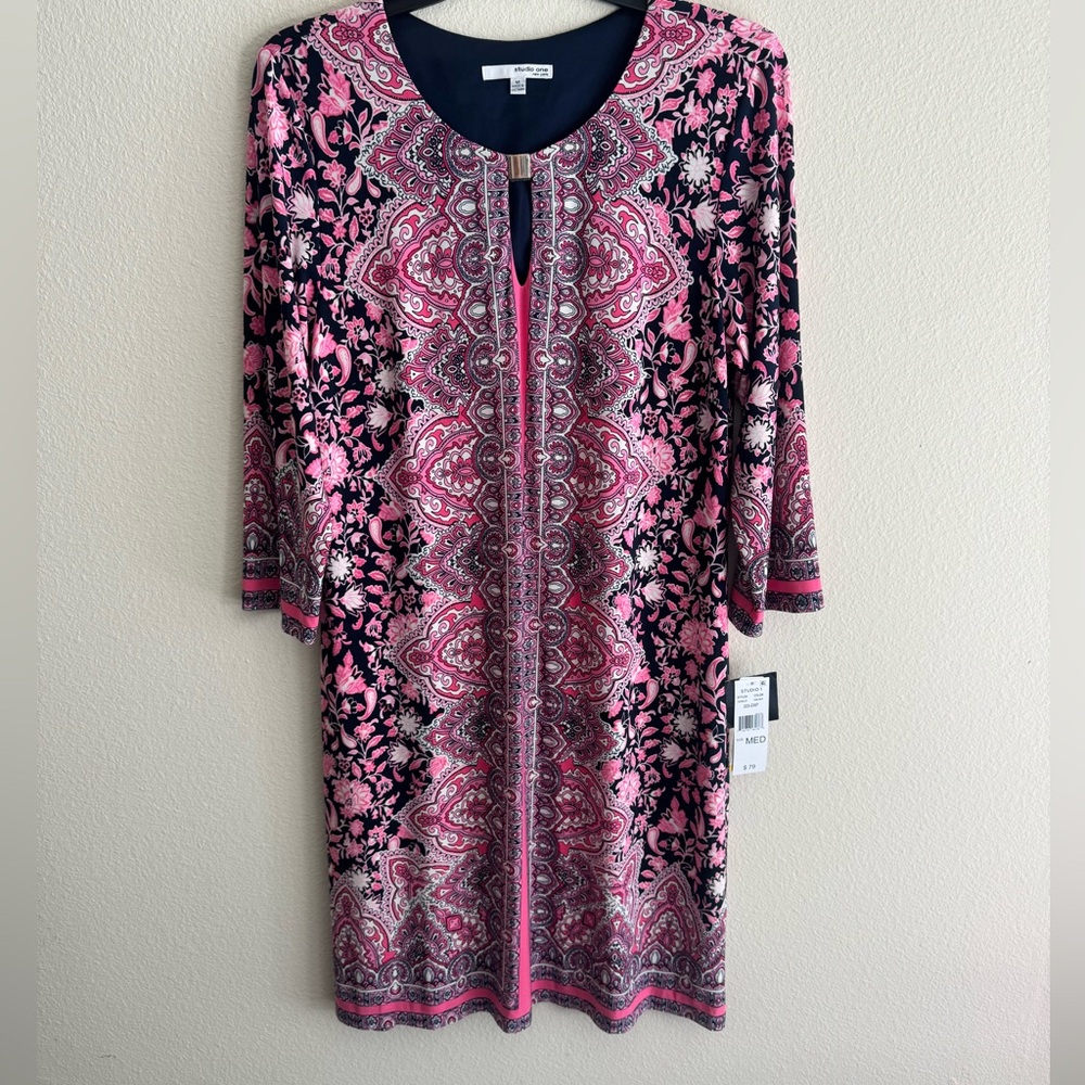 Studio One New York 3/4 Sleeve Shift Dress Pink Navy Paisley Keyhole Neck Medium
